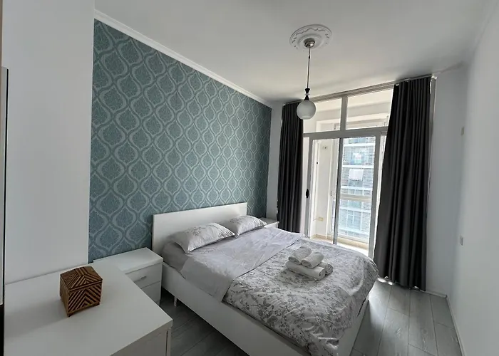 アパート Kika Raiffeisen Bank Near Artificial ティラナ